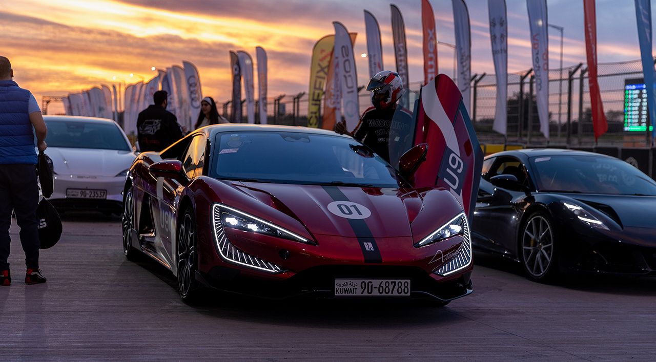 تجربة العملاء لسيارة U9 على حلبة سباق جلف رن من خلال جولات بسيارات الأجرة
